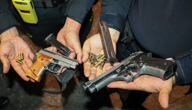 dentro armas