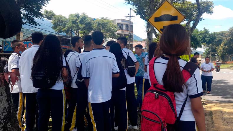 Estudiantes normal superio bloquean