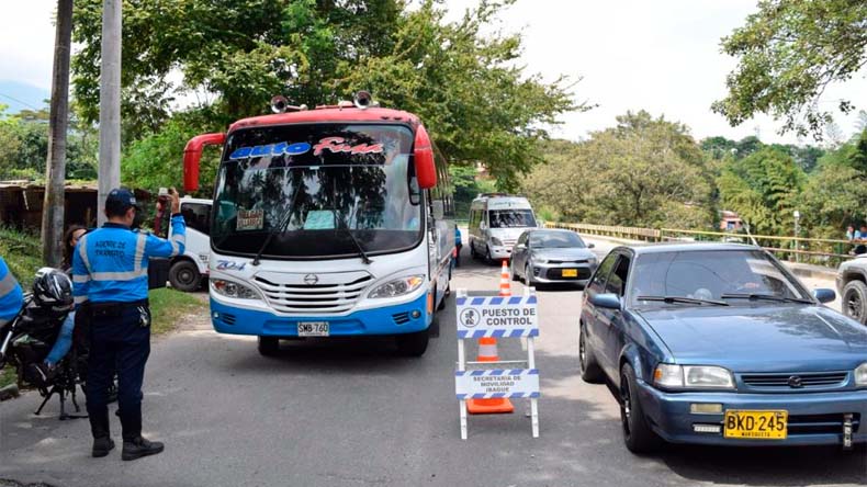 Servicio publico incumple normas de transito