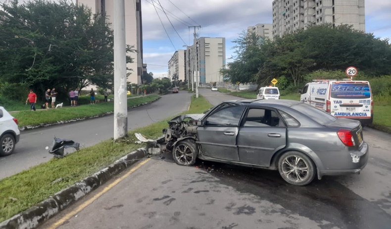 carro contra poste