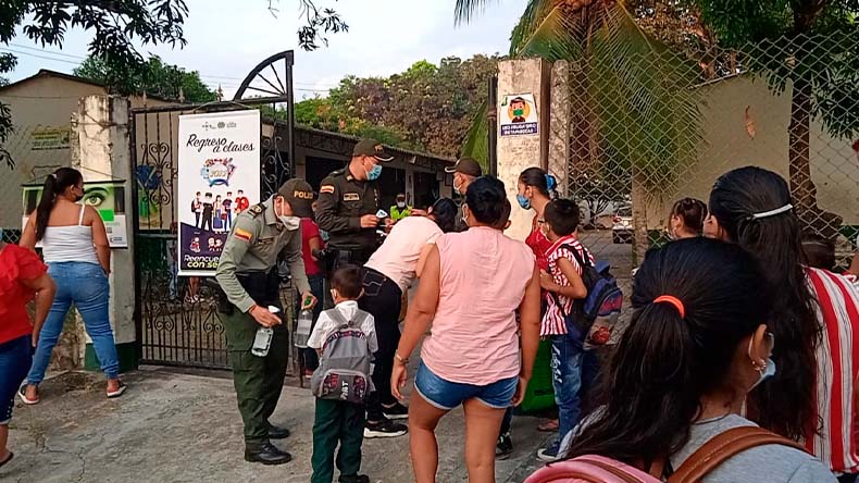Policia brinda seguridad a estudiantes