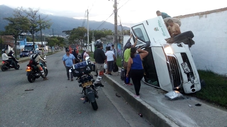 camioneta volcada vía