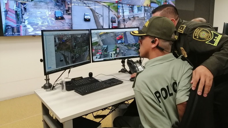policía adentro