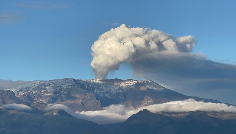 Volcán cenizoso