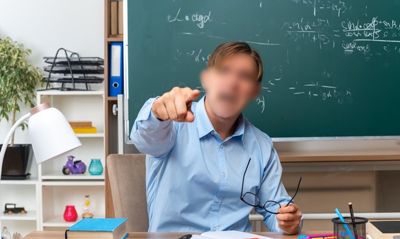 Profesor enojado