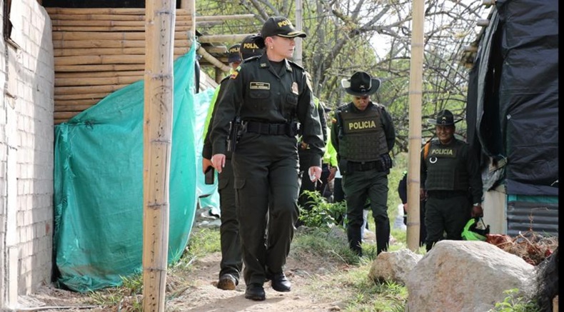 Policías dentro