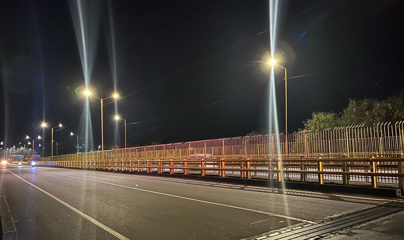 Puente iluminado