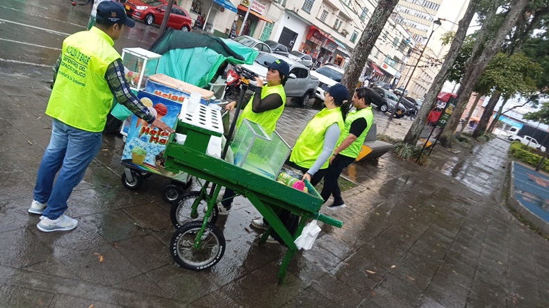 dentro también