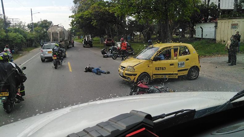 Accidente Taxi y moto