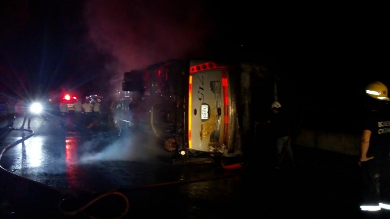 Bus incendiado en la variante