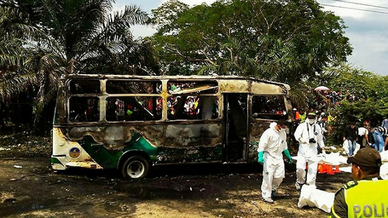 Bus quemado con 33 niños