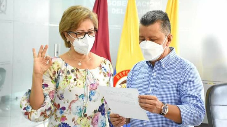 Se posiciona mujer