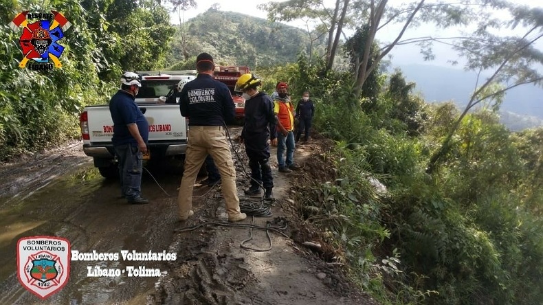 Motociclista se cae a un abismo