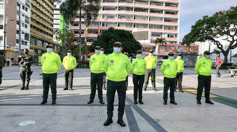 100 policias